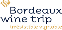 Bordeaux Wine Trip : Voyage irrésistible au vignoble Logo Bordeaux wine trip avec motif doré stylisé de vignes en haut à gauche. Slogan dessous : irrésistible vignoble.