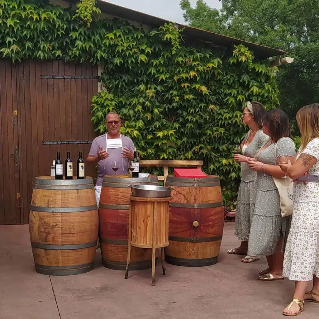oenotourisme-degustation Vigneron présentant ses vins à un petit groupe lors d’une dégustation dans une propriété viticole du Nord Médoc