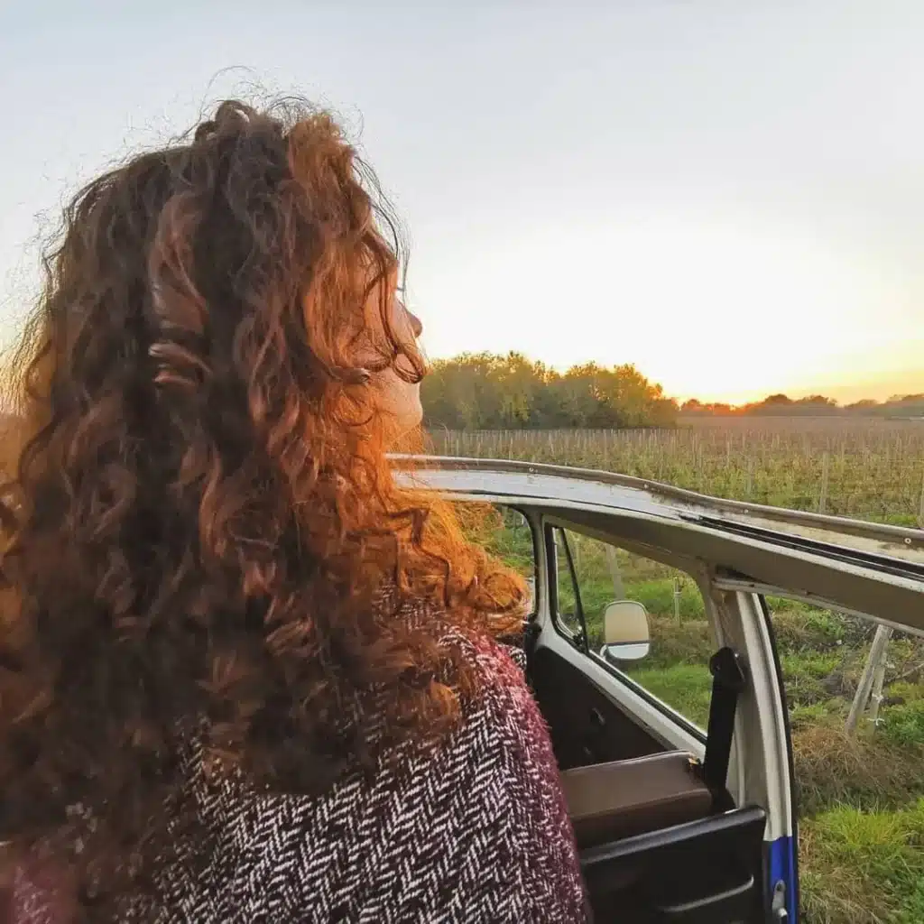 oenotourisme-judith Judith, fondatrice de Vigne Authentique, contemplant les vignes depuis le toit ouvrant du Combi Volkswagen