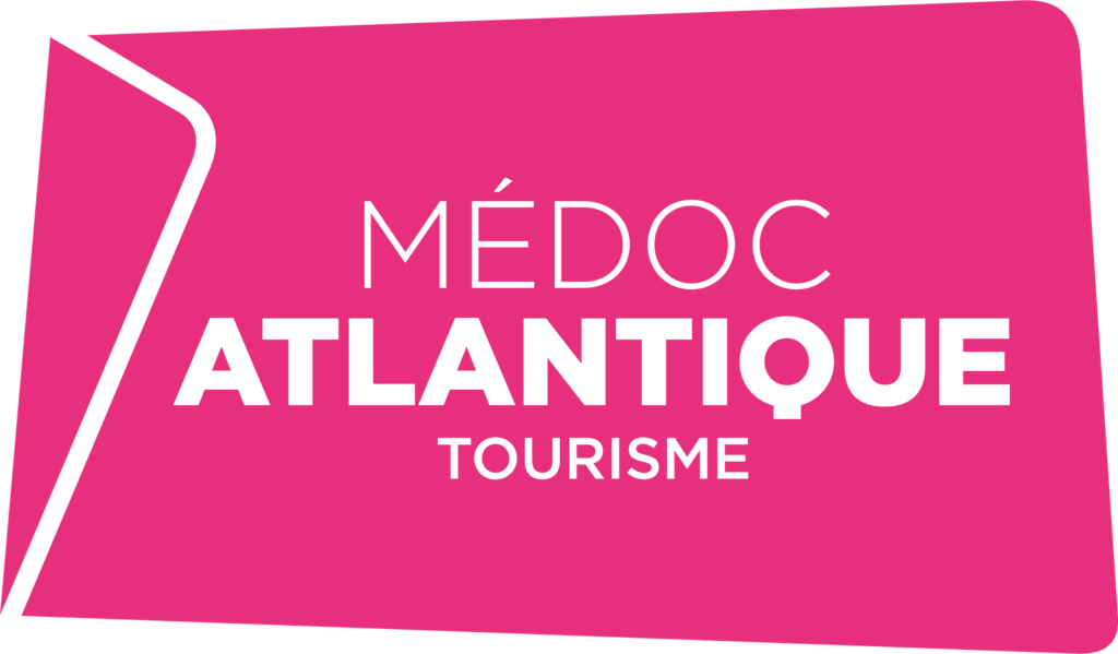 Médoc Atlantique Tourisme | Logo officiel destination Logo Médoc Atlantique Tourisme. Forme rose dynamique avec un design blanc stylisé à gauche. Texte 'MÉDOC' en contour fin, 'ATLANTIQUE' et 'TOURISME' en blanc gras.